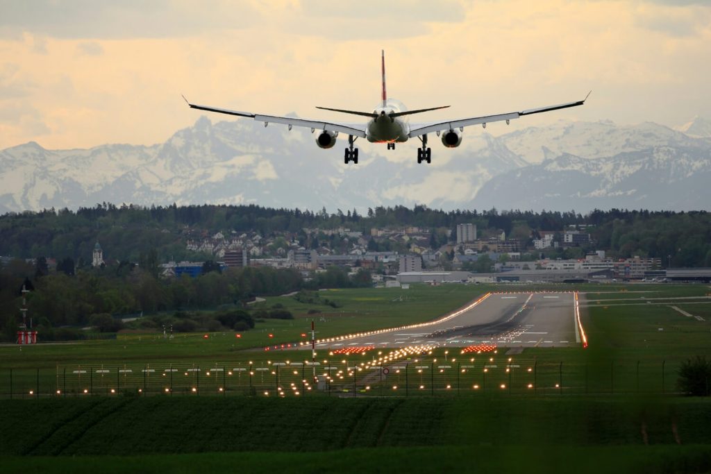 Plan landing on runway